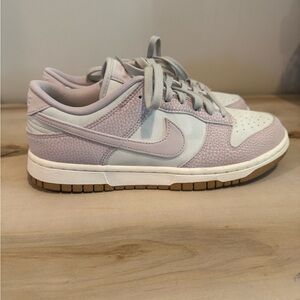 Nike Light Purple and Cream Sneakers